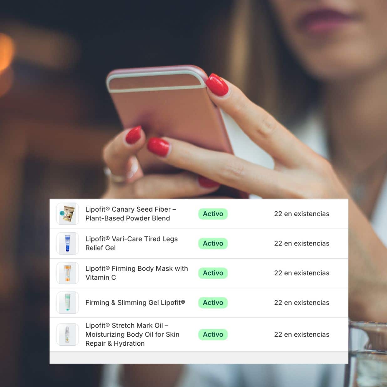 Manos de mujer con móvil en la mano y tabla que alude a la gestión de inventario de Shopify